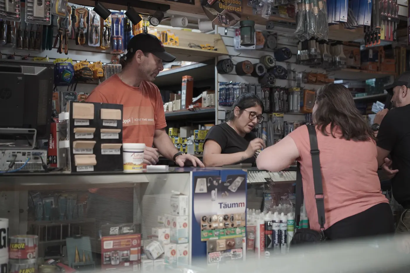 Clientes cotizando en el mesón de MDC