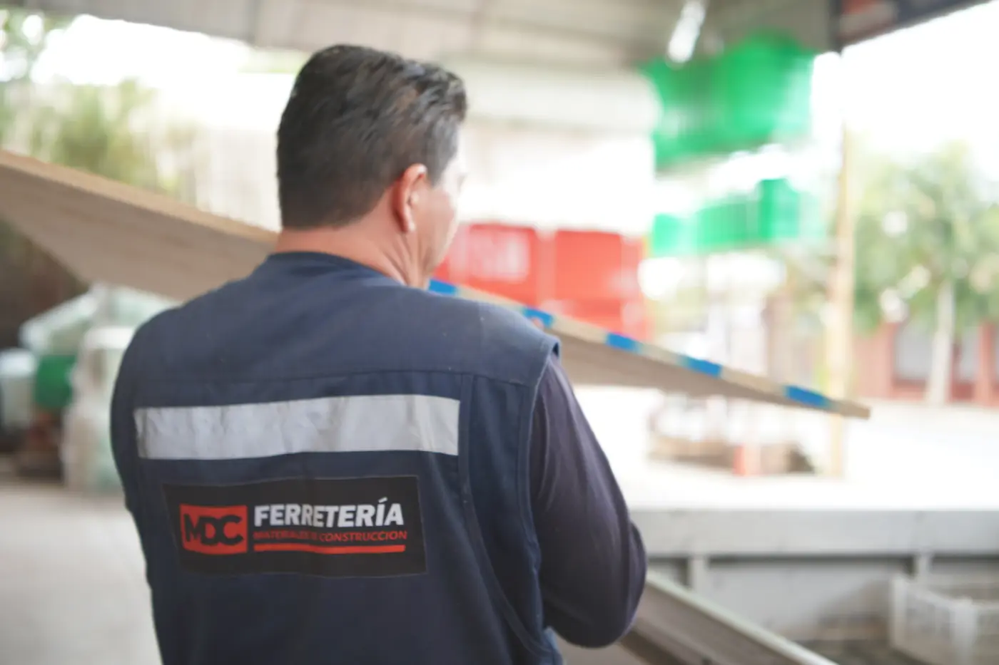 Trabajador de MDC con chaqueta corporativa