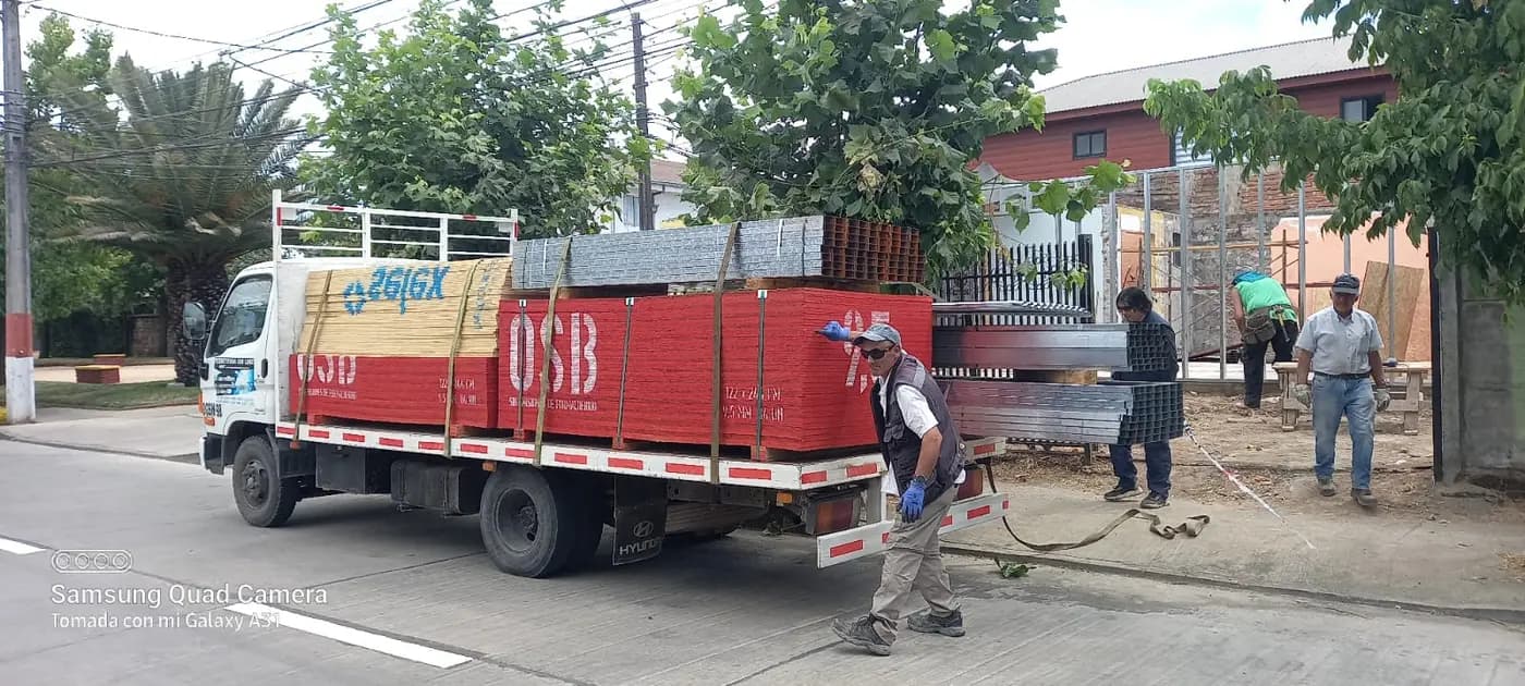 Camión de despacho de MDC cargado con planchas de OSB y perfiles