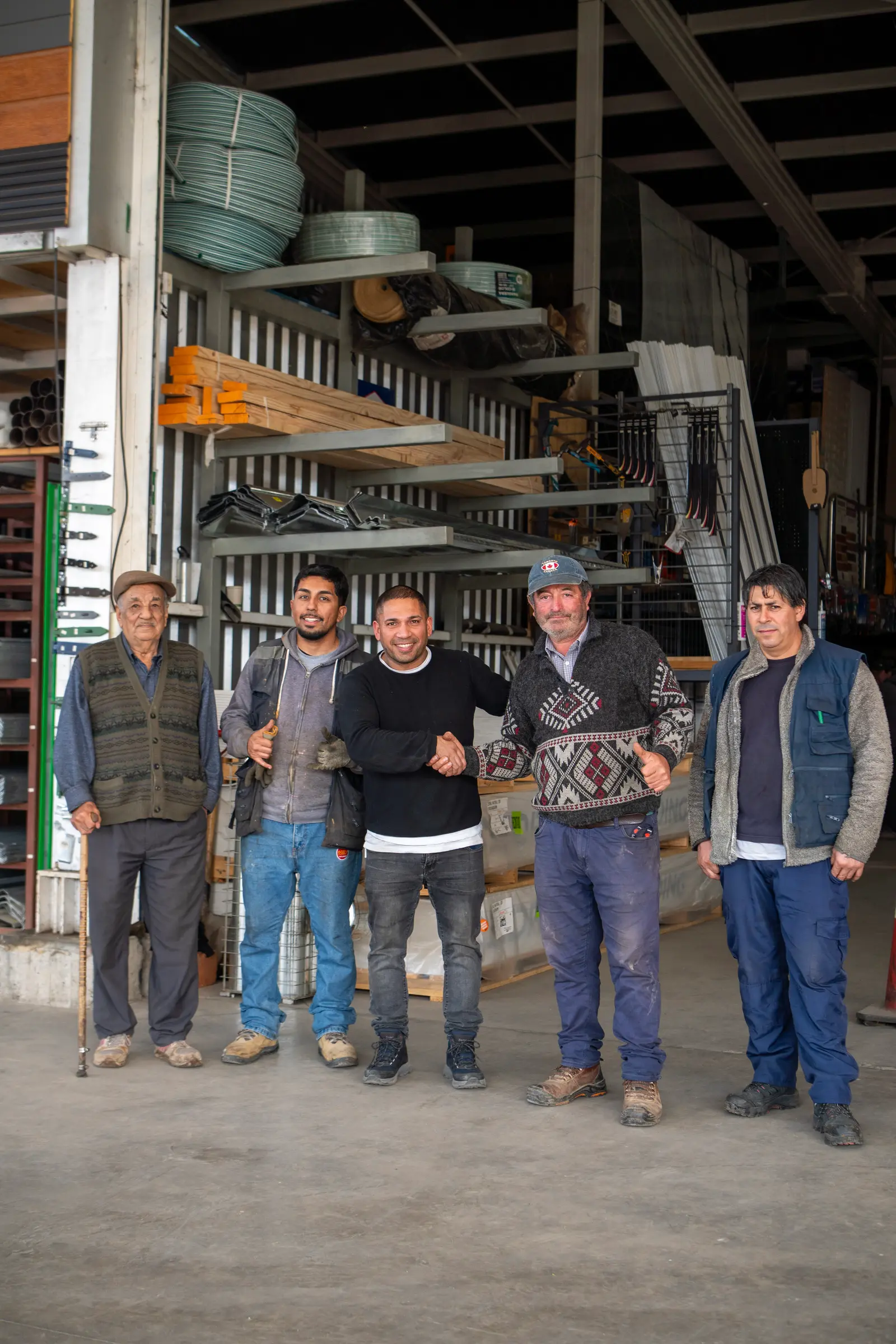 Equipo de Ferretería MDC frente a la bodega