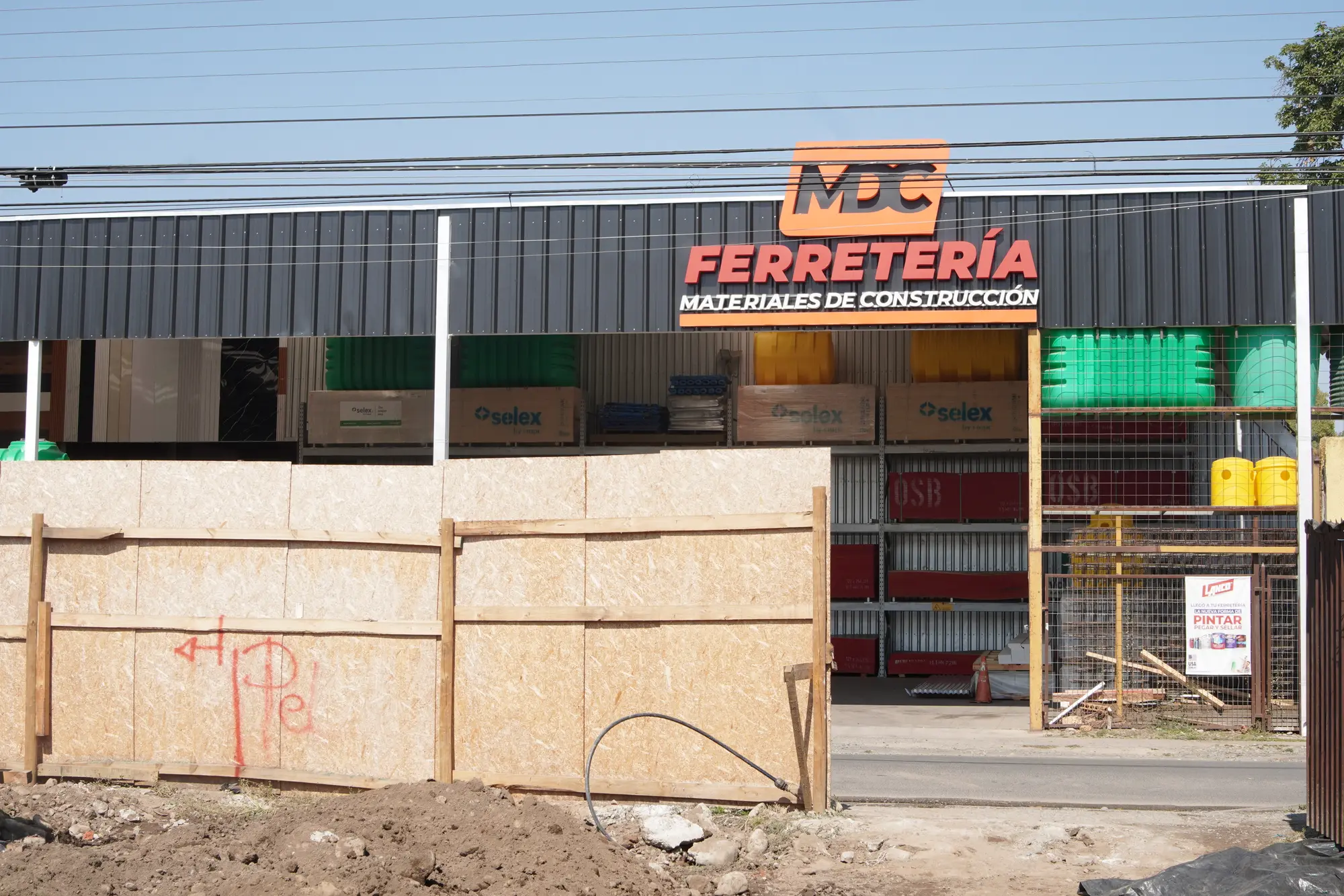 Fachada de Ferretería MDC en Linares con planchas de OSB